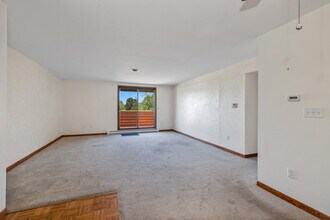 10345 Whitnall Edge Dr in Franklin, WI - Building Photo - Building Photo