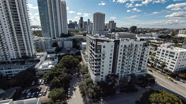 2275 Biscayne Blvd in Miami, FL - Foto de edificio - Building Photo