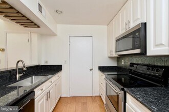 3377 Lakeside View Dr in Falls Church, VA - Foto de edificio - Building Photo