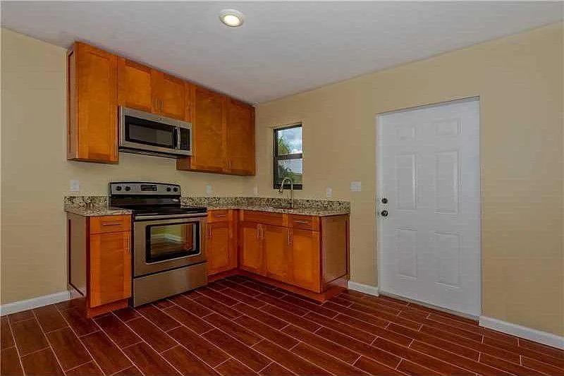 8360 SW 122nd St, Unit 1 in Miami, FL - Building Photo