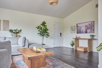 290 Elvado Way in San Diego, CA - Building Photo - Building Photo