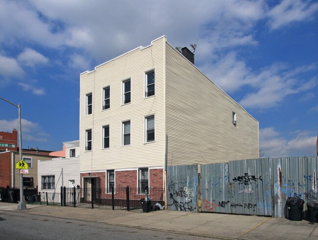 251 Evergreen Apartments in Brooklyn, NY - Foto de edificio - Building Photo