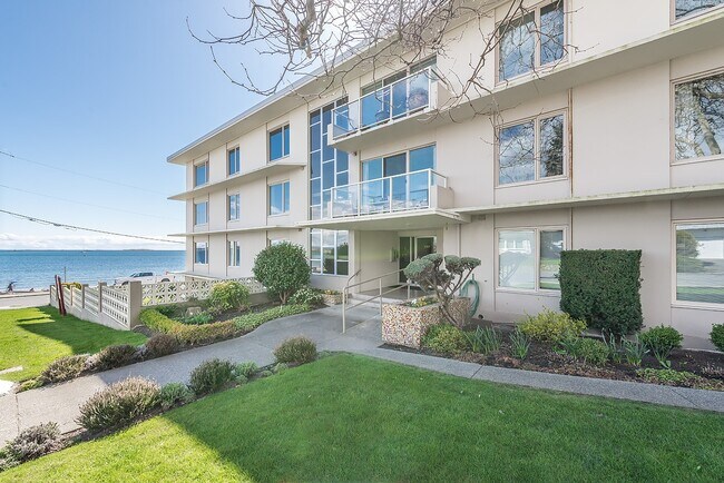 664 Bruce Ave in Nanaimo, BC - Building Photo - Building Photo