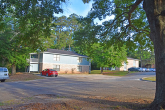 Abbey Oaks Apartments in Dothan, AL - Building Photo - Building Photo