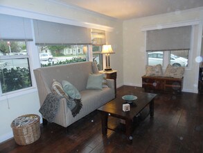 13902 Calvert St in Van Nuys, CA - Foto de edificio - Building Photo