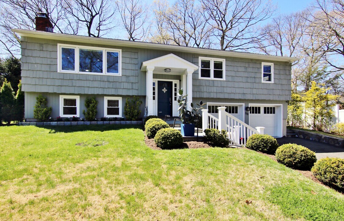 30 Possum Cir in Norwalk, CT - Foto de edificio