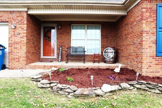 1023 Rueland Dr in Lawrenceburg, KY - Foto de edificio - Building Photo