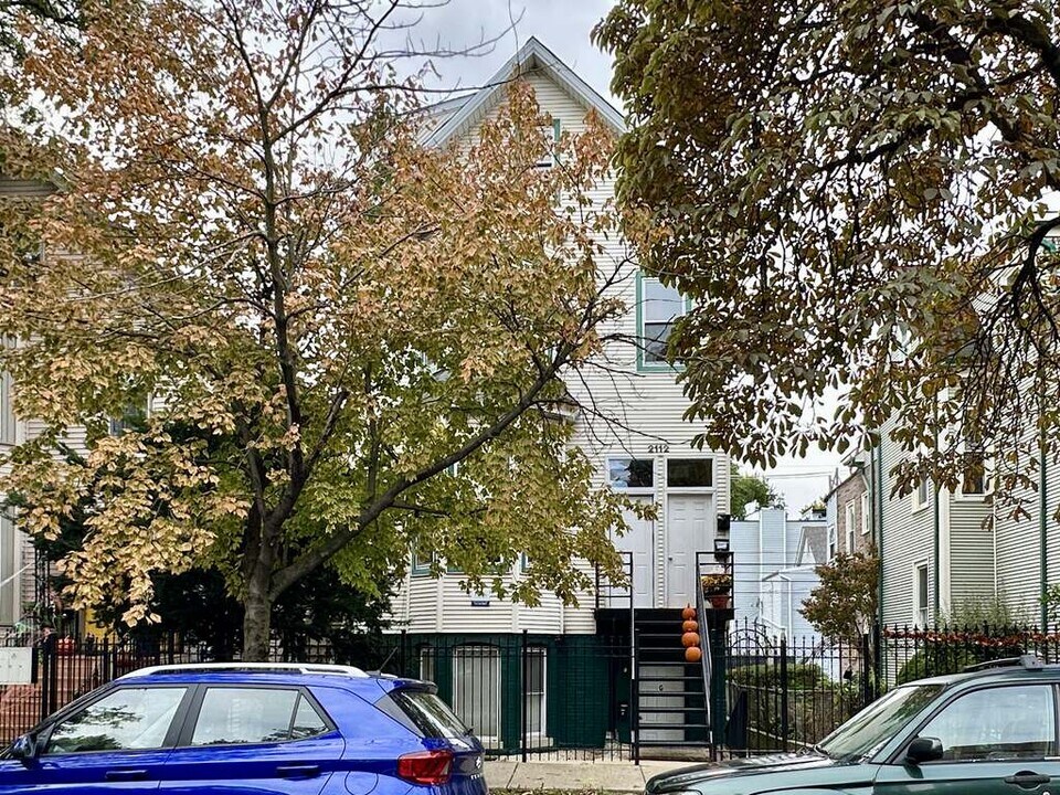 2112 N Campbell Ave in Chicago, IL - Building Photo