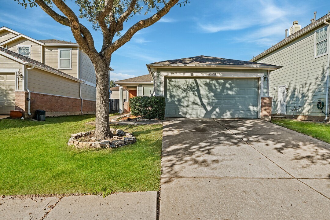20758 Cypress Crescent Ln in Cypress, TX - Building Photo