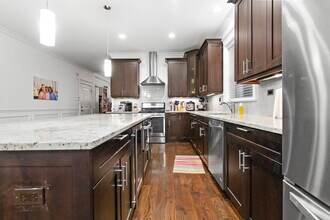 1324 W Grand Ave, Unit E2 in Chicago, IL - Building Photo - Building Photo