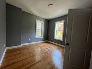 341 Cambridge St, Unit 2 in Cambridge, MA - Foto de edificio - Building Photo
