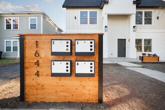 Mistletoe Manor in San Antonio, TX - Building Photo - Building Photo