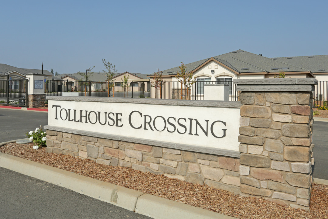 Tollhouse Crossing in Clovis, CA - Building Photo