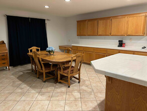 12693 Oakdale St in Corona, CA - Foto de edificio - Building Photo