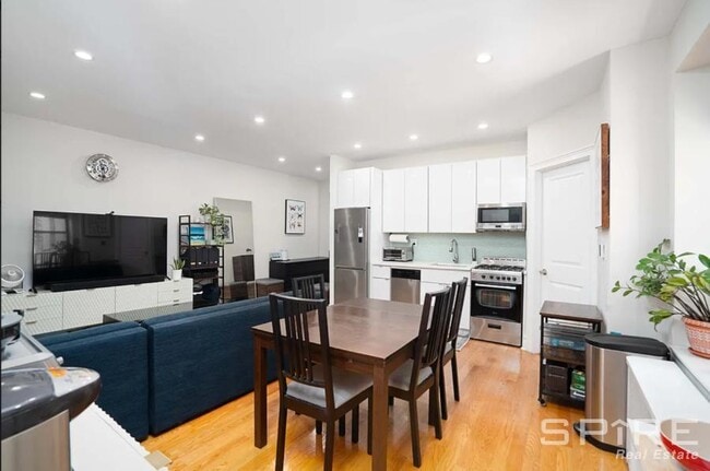 105 Bennett Ave in New York, NY - Building Photo - Building Photo