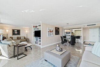 2400 Presidential Way in West Palm Beach, FL - Building Photo - Building Photo