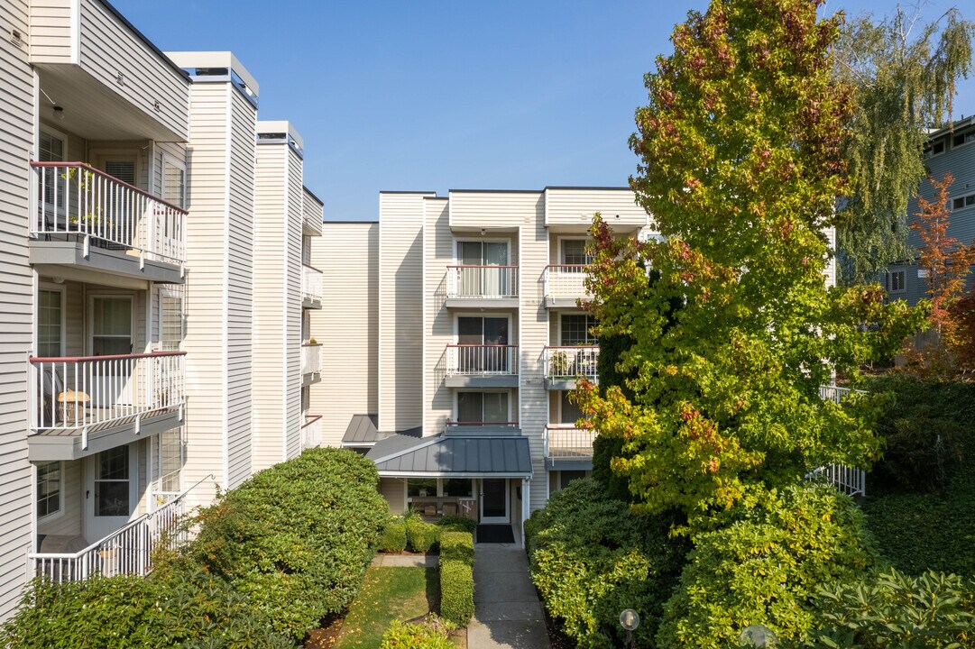 Harrison Court Condominiums in Seattle, WA - Building Photo