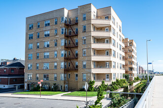 The Barocrest in Far Rockaway, NY - Building Photo - Building Photo