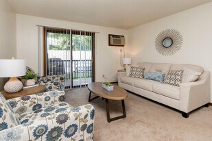 Sutton Hill in Des Moines, IA - Building Photo