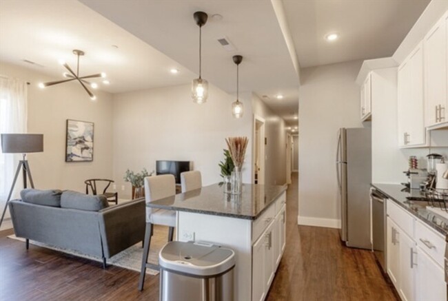 870 E 5th St, Unit 3 in Boston, MA - Foto de edificio - Building Photo