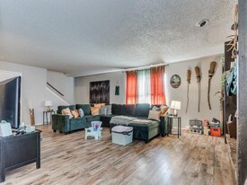 6916 Woodlake Dr in Oklahoma City, OK - Building Photo