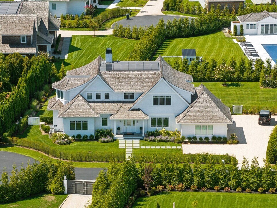 50 Rosko Ln in Southampton, NY - Building Photo