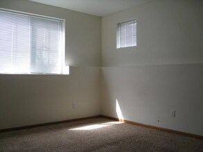 6601 Creekside Dr NE-Unit -6601-01 in Cedar Rapids, IA - Building Photo - Building Photo