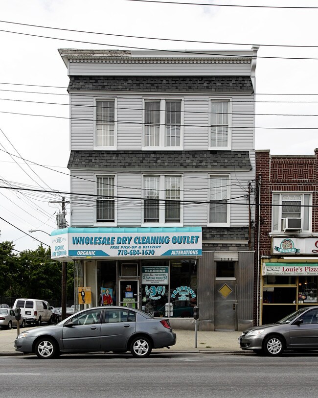 3182 E Tremont Ave in Bronx, NY - Foto de edificio - Building Photo