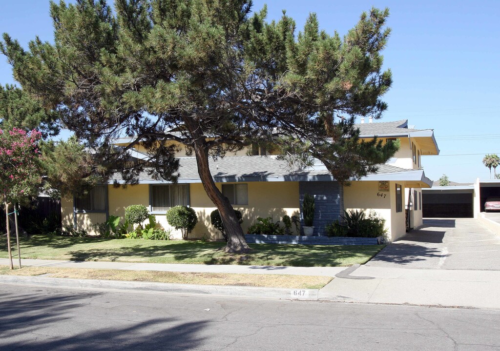 647 Lemar Park Dr in Glendora, CA - Foto de edificio