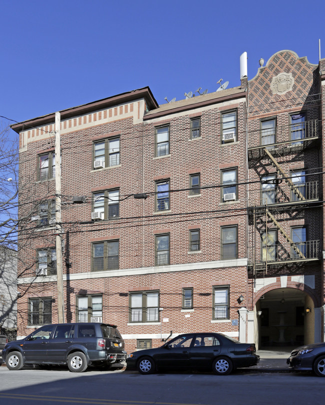 102-43 Corona Avenue in Flushing, NY - Foto de edificio - Building Photo