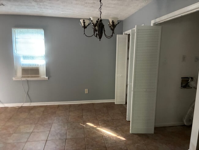 Room in House on Feather Dr in Douglasville, GA - Building Photo - Building Photo