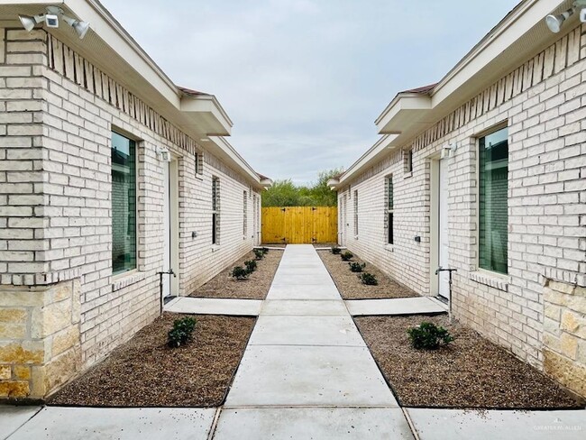 1201 W Garfield Ave, Unit 3 in Alton, TX - Building Photo - Building Photo