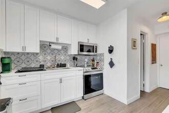 595 NW 101st St in Miami, FL - Building Photo - Building Photo