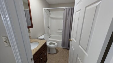 34 Central St, Unit #9 in Ipswich, MA - Foto de edificio - Building Photo