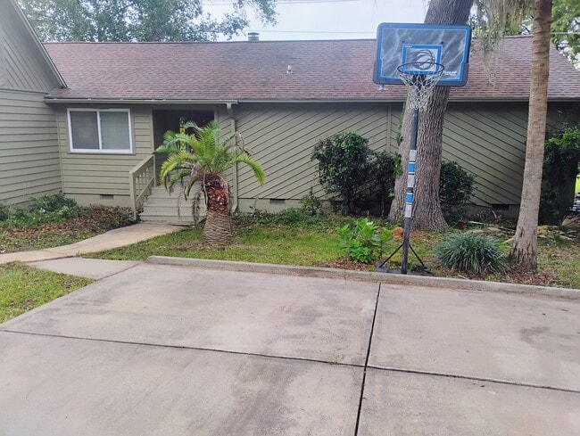 property at 3058 Bayshore Dr