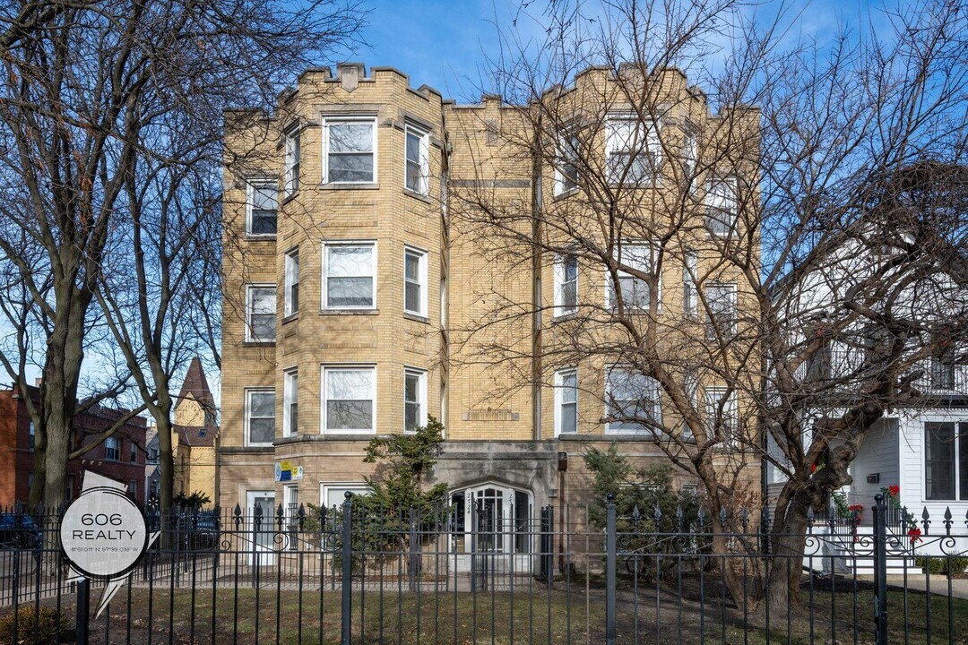 2722 W Logan Blvd in Chicago, IL - Building Photo