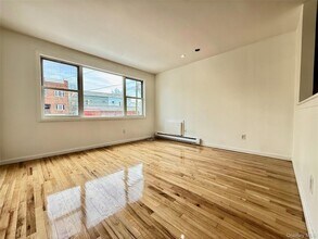 20-14 College Point Blvd, Unit 2Fl in Queens, NY - Building Photo - Building Photo