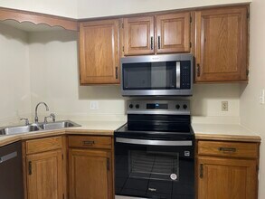 2109 Porte Deleau Ct, Unit 204 in Highland, IN - Building Photo - Building Photo