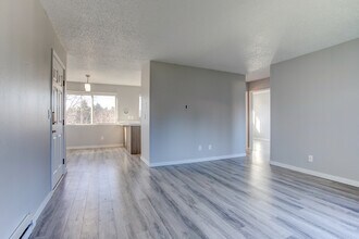 Tigardville Apartments in Tigard, OR - Foto de edificio - Building Photo