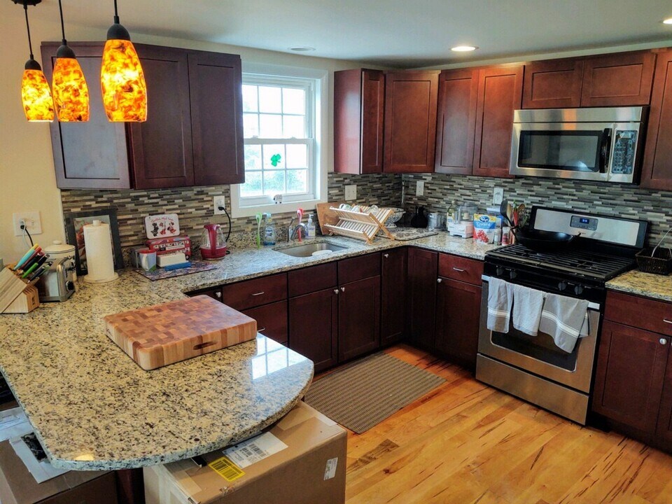 14 Main St, Unit 4 in Easthampton, MA - Building Photo