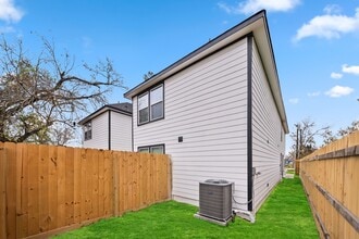 8211 Bigwood St in Houston, TX - Building Photo - Building Photo