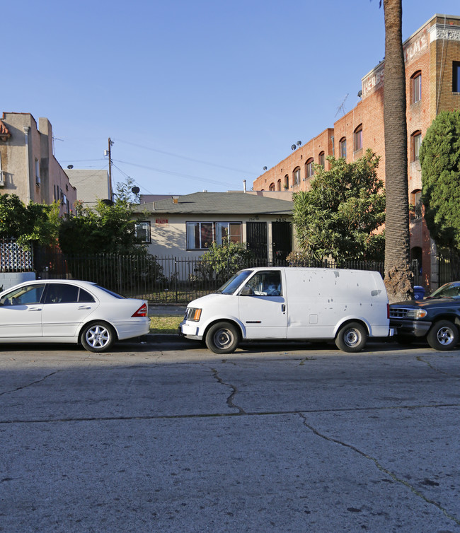 2838 Leeward Ave in Los Angeles, CA - Foto de edificio - Building Photo