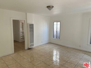 652 E 74th St in Los Angeles, CA - Building Photo - Building Photo