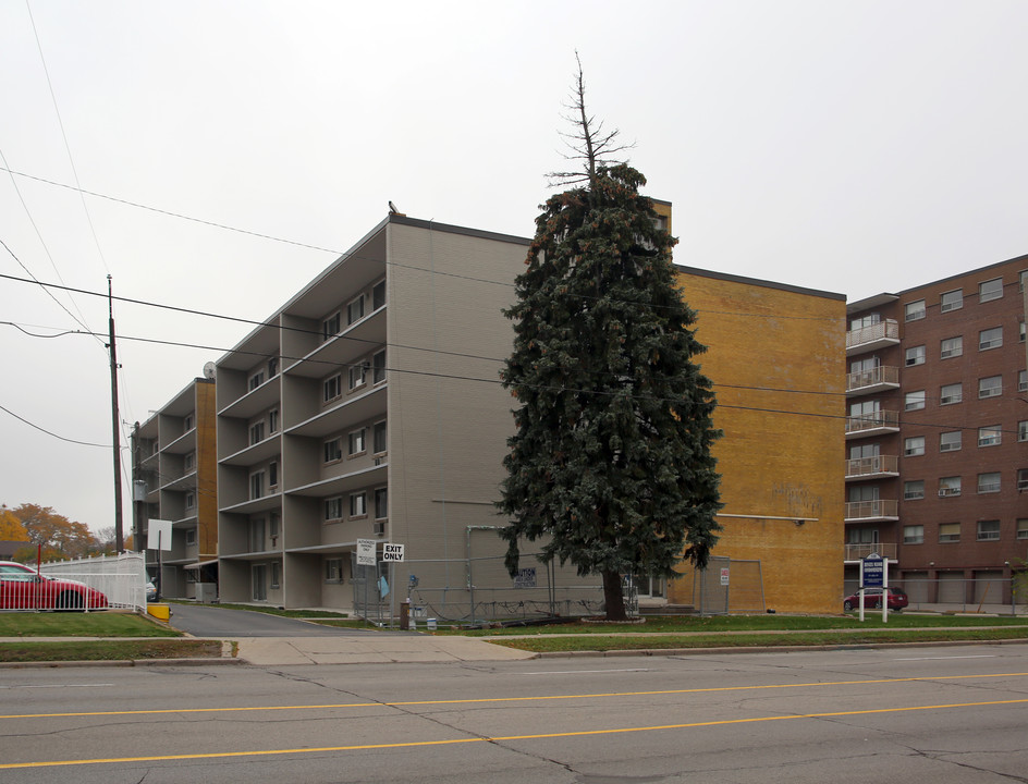 Renata Manor in Hamilton, ON - Building Photo