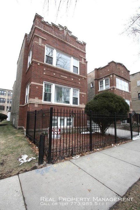 2418 W Lunt Ave in Chicago, IL - Building Photo