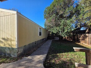 169 Fort Worth St in Bandera, TX - Building Photo - Building Photo