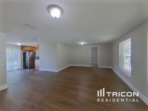 1017 Jadewood Ave in Clearwater, FL - Building Photo - Building Photo