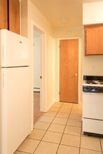 4304 13 Mile Rd, Unit 7 in Royal Oak, MI - Foto de edificio - Building Photo