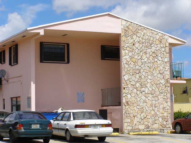 15 W 9th St in Hialeah, FL - Building Photo - Building Photo