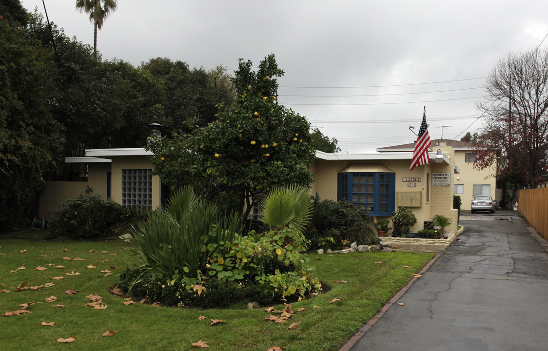 2073 Wallace Ave in Costa Mesa, CA - Building Photo